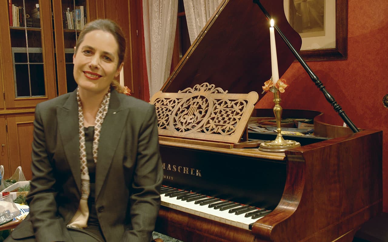 burghotel-gastgeber-am_klavier.jpg
