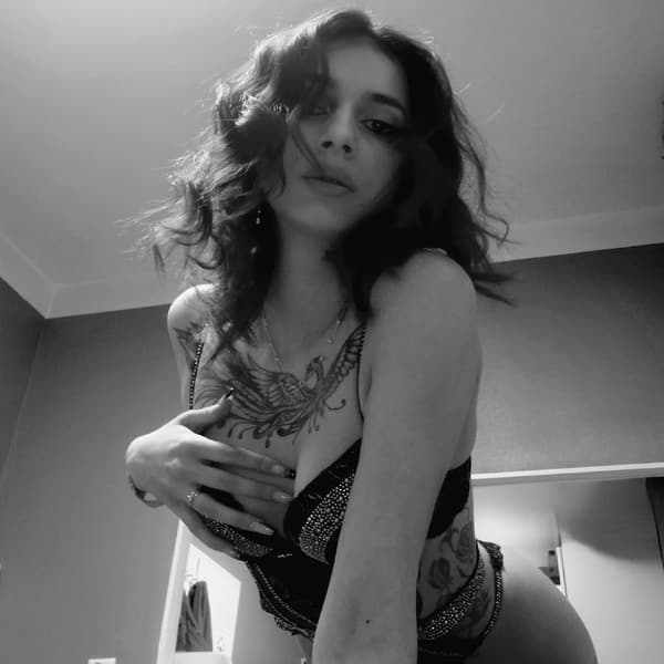 Hot Mia